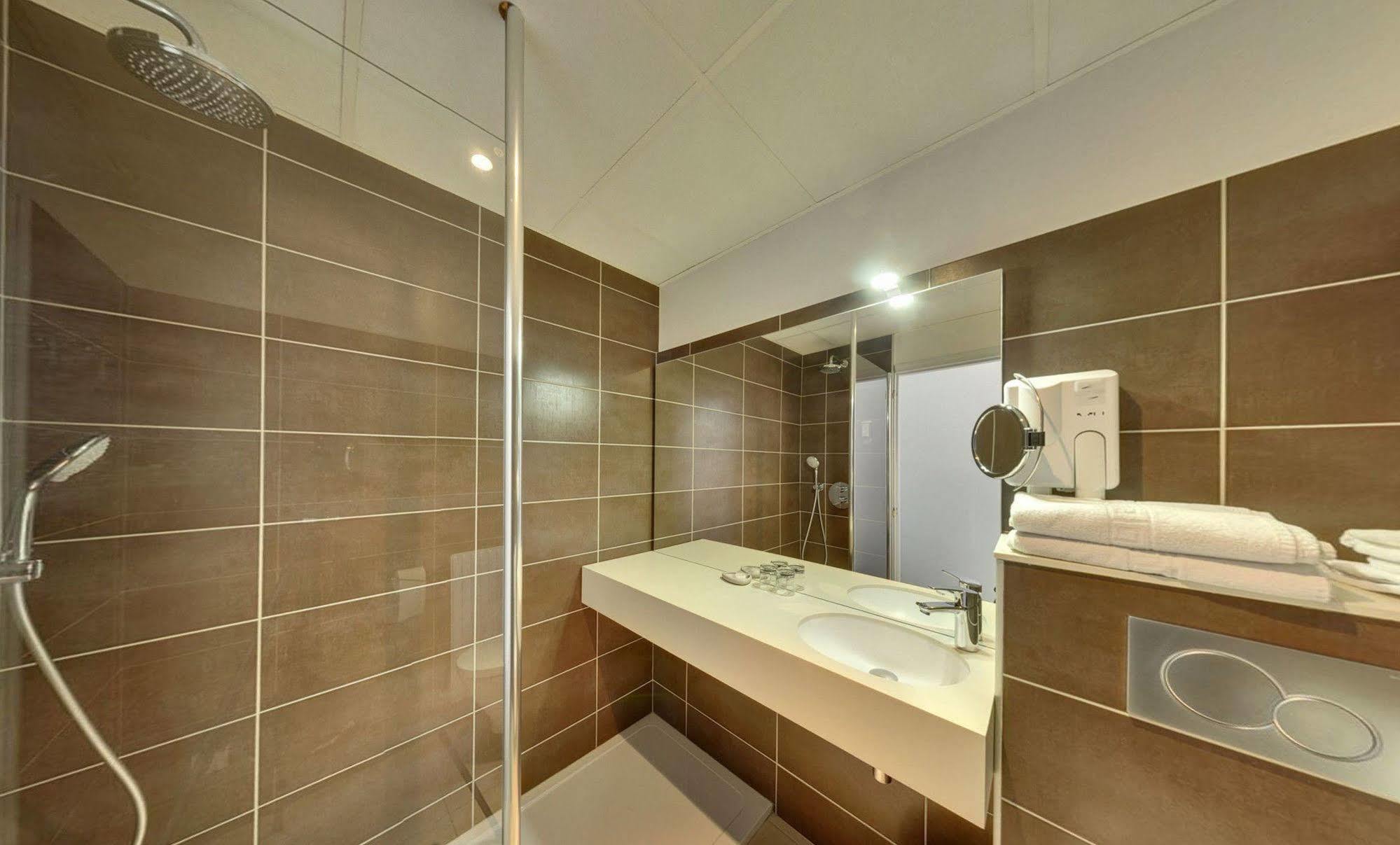 Hotel De L'Orme, Akena Evreux Bagian luar foto